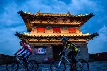开云娱乐 -自行车夜战：齐鲁飞鹰队读秒扳平天山犀牛队，主帅临场妙招重拾自信的夜晚(燕双鹰骑自行车)