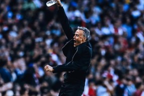 开云全站 -巴黎圣日耳曼训练开放日，窗口期迎来里程碑引观众欢呼，英超在即，球队文化被再次提及的简单介绍