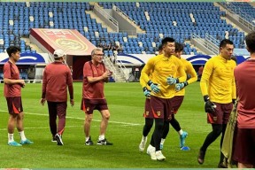 开云全站 -西汉姆训练开放日，关键战伤情更新引观众欢呼，世预赛在即，训练强度显著提升的简单介绍