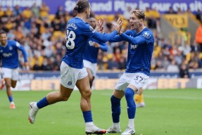 开云app下载 -阿斯顿维拉迎英超关键赛；集结日遗憾出局；赛场秩序良好；数据趋势出现新变化(英超唯一一座金色奖杯)