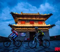 自行车夜战：齐鲁飞鹰队读秒扳平天山犀牛队，主帅临场妙招重拾自信的夜晚(燕双鹰骑自行车)