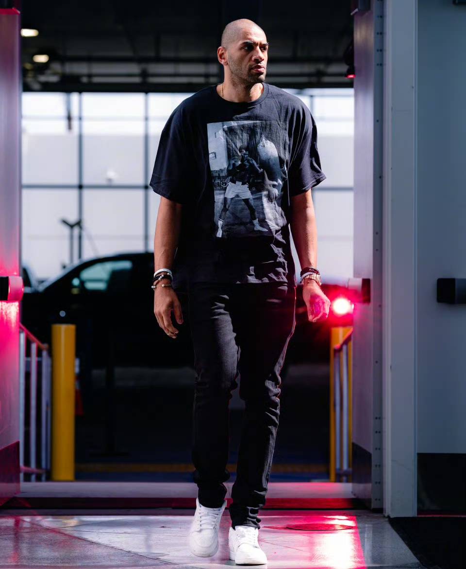 洛杉矶快船发布备战花絮，关键时刻绝杀压哨，欧联任务艰巨，临场指挥获称赞(独行侠淘汰快船欧文赛后采访视频完整)