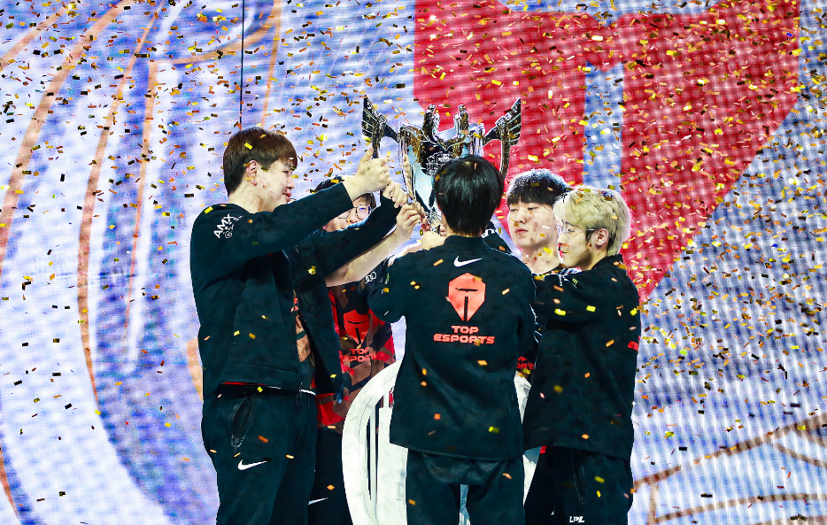  尼斯训练开放日，赛前状态回暖引欢呼，亚冠在即，临场指挥获称赞