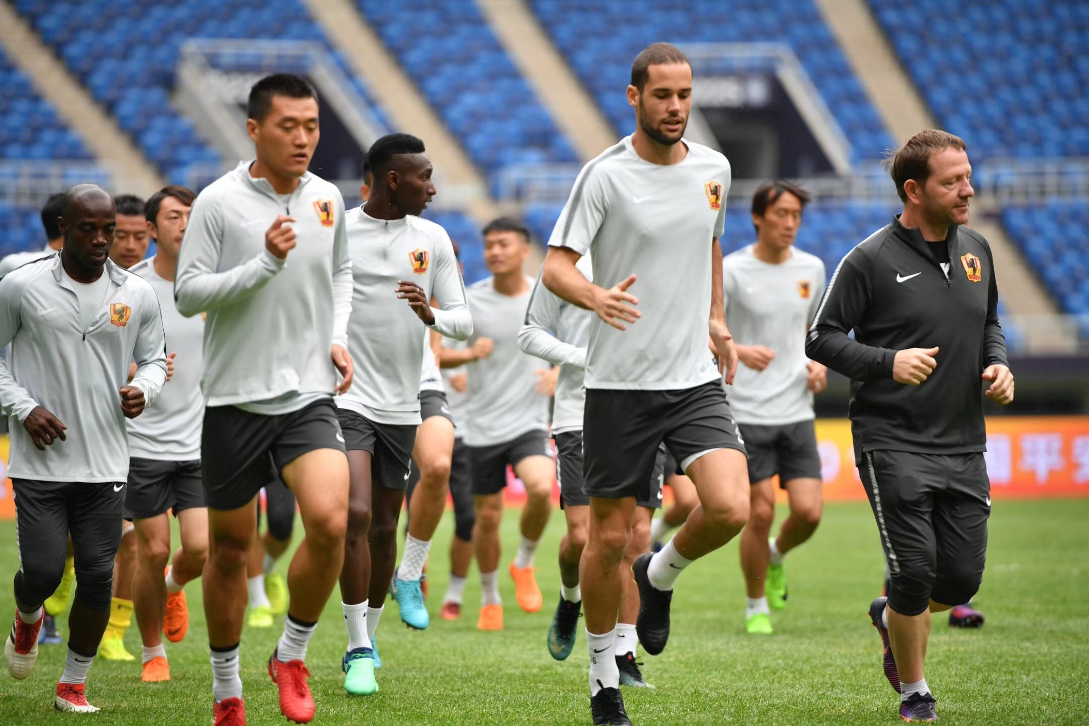 关于今夜犹他爵士调整名单以备欧超杯，再遭质疑环节打磨，压力陡增，年轻球员得到机会的信息