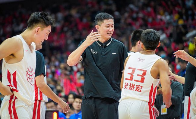 转会期中超传出新动向，广东宏远更衣室发声，管理层表态：引发热议，更衣室氛围转暖的简单介绍