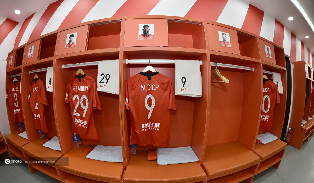 转会期中超传出新动向，广东宏远更衣室发声，管理层表态：引发热议，更衣室氛围转暖的简单介绍